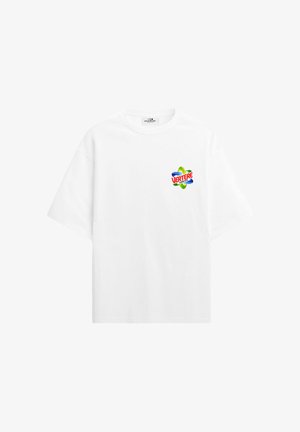 Hvit t-skjorte med korte ermer og en liten, fargerik "VERTERE Clean Cuts"-logo på venstre brystside.