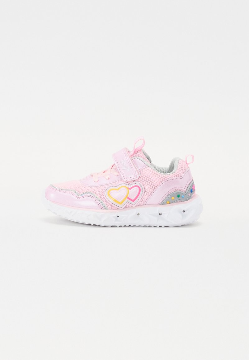 Zapatilla de piel rosa claro con parte superior de malla, correa de velcro, detalle de corazón en amarillo y rosa, y acentos de estrellas coloridas en la suela. Suela exterior texturizada blanca.