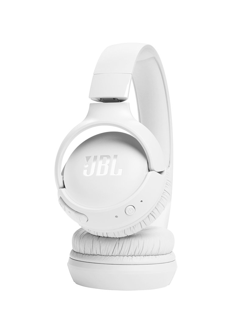 Weiße JBL Over-Ear Bluetooth-Kopfhörer mit gepolsterten Ohrpolstern und sichtbaren ein-/ausschaltern sowie Lautstärkereglern.
