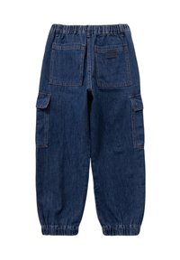 Pantalones cargo de mezclilla azul con una cintura elástica, dos bolsillos laterales, dos bolsillos traseros y puños elásticos en los tobillos.