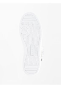 Sole di sneaker in gomma bianca con un motivo testurizzato a zigzag e un logo circolare. Presenta il nome del marchio in rilievo al centro. Bordo liscio.