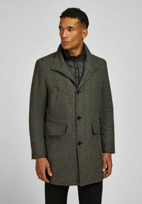 Wollmantel mit Fischgrätmuster in Dunkelgrau, breitem Kragen, vorderer Knopfverschluss und zwei vorderen Taschen. Innenjacke ist gefüttert und sichtbar.
