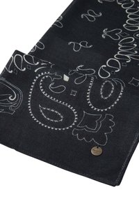 Sort mønstret tørklæde i herringbone vævning, prydet med hvide paisley- og swirl-designs, samt en lille metallisk mærke i hjørnet.