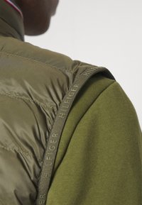Tommy Hilfiger PACKABLE VEST - Bodywarmer - army green