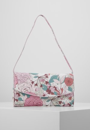 Sac à main rectangulaire avec un motif floral rose, vert et rouge et une fine bandoulière assortie sur une surface blanche.