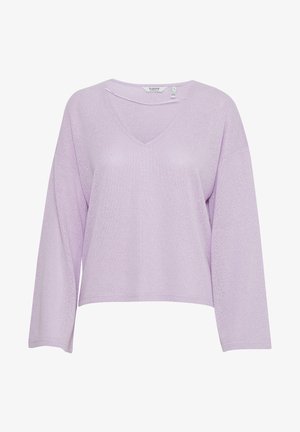 Pull en tricot lilas avec un col en V, des manches longues et une coupe décontractée. La texture est douce avec une qualité légère et respirante.