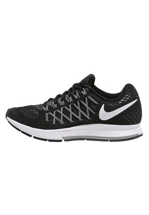 Schwarzer Nike Laufschuh mit weißer Sohle und silbernen Schnürsenkeldetails, mit weißem Nike Swoosh an der Seite.