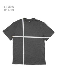 T-shirt grigio scuro a maniche corte con metri a nastro che mostrano una lunghezza di 78 cm in verticale e una larghezza di 57 cm in orizzontale.