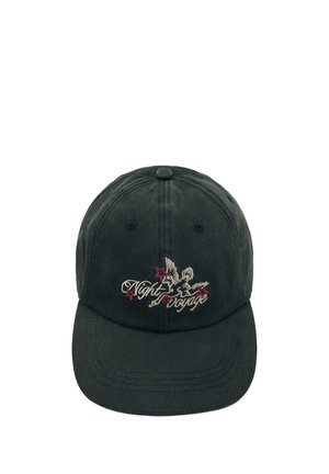 Schwarze Baseballkappe mit einem weißen, gestickten fliegenden Vogel, roten Sternen und kursiver Schrift "Night voyage" auf der Vorderseite.