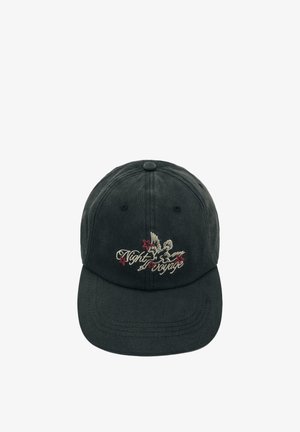 Sort baseballkasket med hvid broderet flyvende fugl, røde stjerner og kursiv tekst "Night voyage" på fronten.