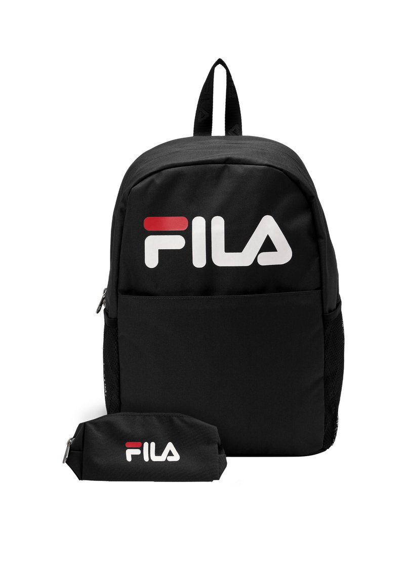 Svart tygryggsäck med vitt Fila-logotyp, en frampocket, sidovävpocket och en medföljande svart påse med logotyp.