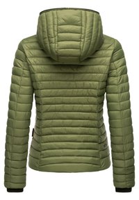 Olijfgroen gewatteerd jack met een ritskap, gekenmerkt door een horizontale quilttextuur, elastische manchetten en een klein logo aan de onderzijde.