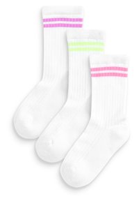 Trois paires de chaussettes blanches mi-mollet avec une texture côtelée et des rayures contrastantes en rose, vert et bleu au niveau du bord, fabriquées en matériau mélangé coton.