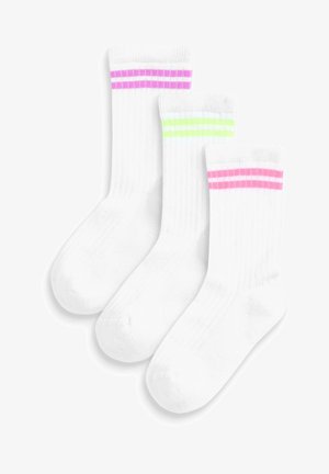 Tri kompleta bijelih kratkih čarapa s rebrastom teksturom i kontrastnim prugama u ružičastoj, zelenoj i plavoj boji na rubu, izrađene od mješavine pamuka.