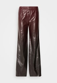 Bordeaux leren wijde broek met een glanzende afwerking, elastische tailleband en subtiele stikseldetails; gladde textuur en vloeiende vorm.