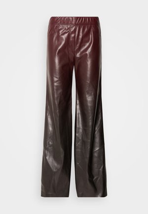 Pantalon large en cuir bourgogne avec une finition brillante, taille élastique et détails de couture subtils ; texture lisse et silhouette fluide.