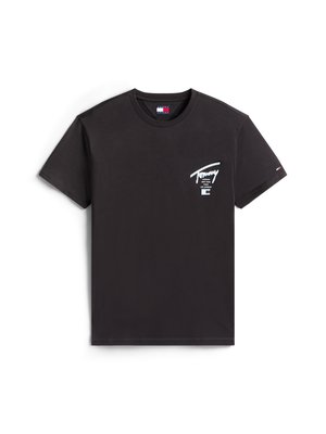 Sort bomulds T-shirt med korte ærmer, prydet med et hvidt logo og tekst trykt på venstre bryst, samt en lille tri-farvet detalje på ærmet.