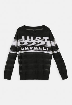 Pull en maille noire avec motifs de flammes blanches et texte "JUST CAVALLI" sur la poitrine, doté d'un col rond côtelé et de manches longues.