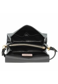 Borsa in pelle grigia con una finitura texture, dotata di una cerniera dorata e più scomparti, inclusa un'etichetta rosa del marchio all'interno.