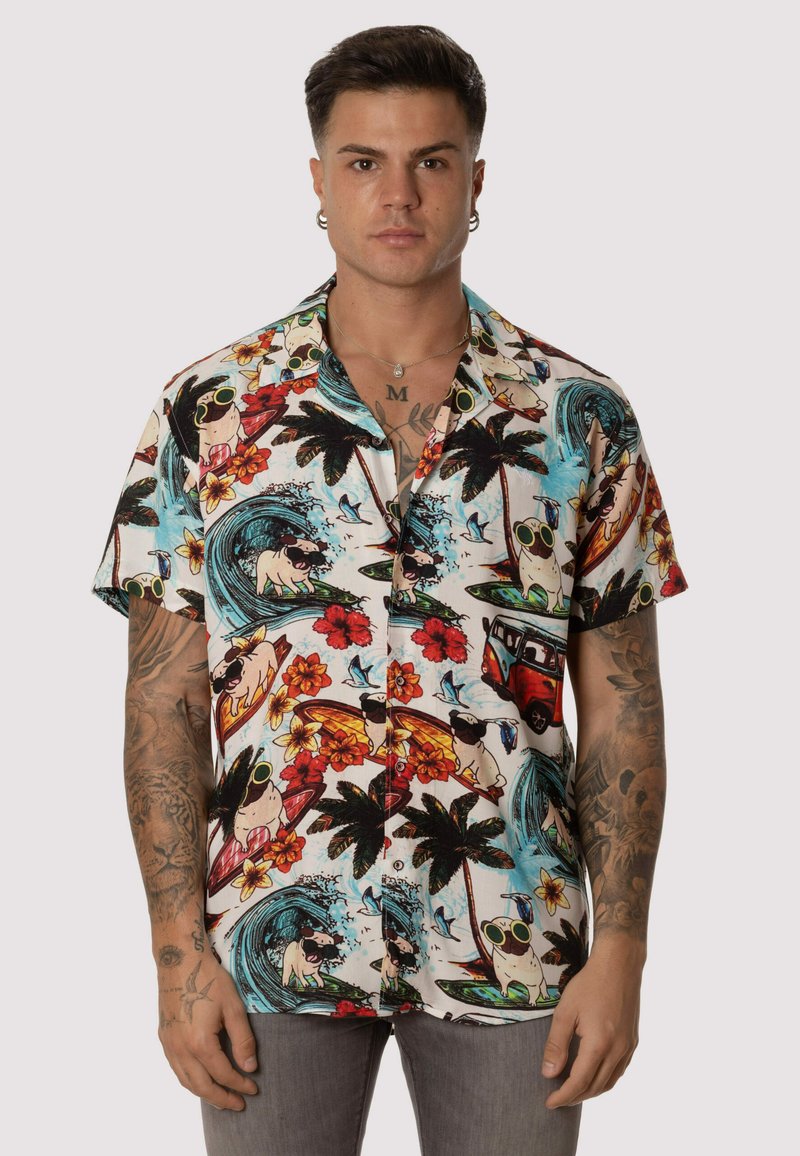Camisa de botones de manga corta con un colorido estampado tropical que incluye perros, tablas de surf, olas y flores sobre un fondo claro.