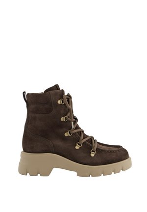 Bottine en daim brun avec un design à lacets, un col rembourré et une semelle beige épaisse avec un profil prononcé pour une meilleure traction.