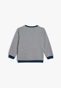 Sweter w paski w kolorach szaro-granatowych, okrągły granatowy dekolt, długie rękawy oraz ściągacze przy mankietach i na dole. Tekstura materiału wydaje się być miękka.