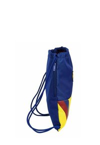 Sac à cordon en tissu bleu marine avec une accentuation jaune et rouge. Présente une fermeture supérieure à cinch et une poche zippée sur le côté pour le rangement.