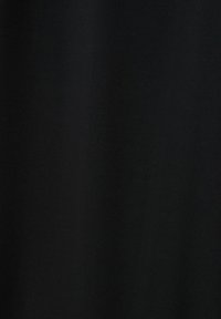 Texture di tessuto nero solido con sottili motivi a tessitura diagonale e pieghe morbide.