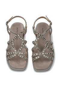 Sandalias de ante beige con adornos, que cuentan con tiras entrecruzadas adornadas con strass transparentes y una suela sutilmente brillante.