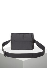 Borsa a spalla nera in tessuto con chiusura lampo, forma rettangolare, superficie texture, tracolla regolabile e dettaglio con tasca frontale.