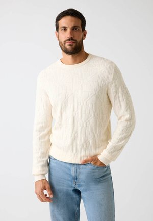 MIT GEPRÄGTEM LOGO - Strickpullover - creme