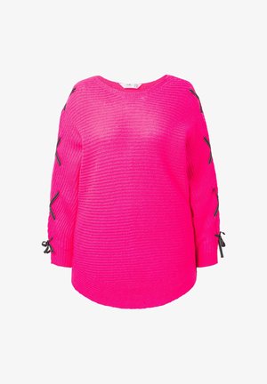 Maglione knit rosa brillante con dettagli in pizzo di nastro nero su entrambe le maniche e maniche a tre quarti.