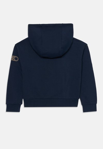 Sweat à capuche bleu marine en tissu texturé, avec un cordon de serrage à la capuche et des poignets côtelés. Présente un accent logo sur l'épaule gauche.