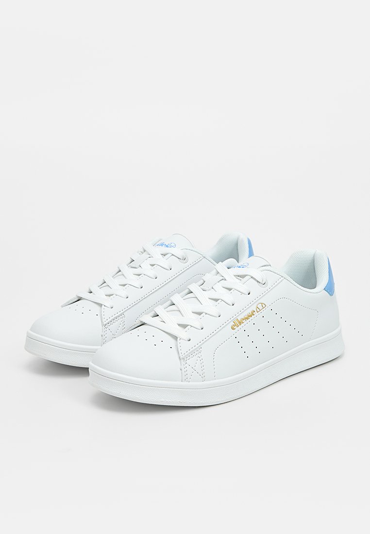 Weiße Sneaker aus glattem Leder mit runder Zehenpartie, blauen Akzenten an der Ferse, perforierten Seiten und weißen Schnürsenkeln. Goldfarbenes Logo.