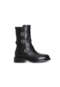 Botas de tobillo de cuero negro con tres correas ajustables, hebillas plateadas, punta redondeada y un tacón bajo. Textura suave y diseño elegante.