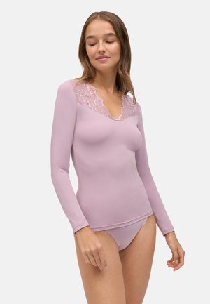 Top de manga larga de color lavanda claro con un escote en V profundo y borde de encaje en el cuello, combinado con braguitas lavanda a juego. Textura suave.