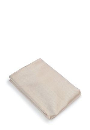Beige gevouwen stof met een textuurpatroon. Zachte, gladde oppervlakte met een lichte glans. Rechthoekige vorm, nette randen.