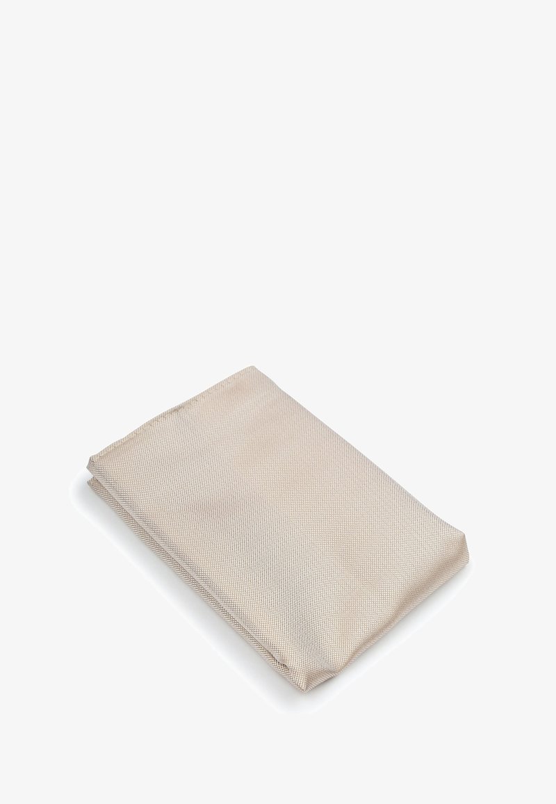 Beige gevouwen stof met een textuurpatroon. Zachte, gladde oppervlakte met een lichte glans. Rechthoekige vorm, nette randen.