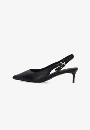 Sort spids slingback hæl med to gyldne spænder og en slank mellemhøj stilethæl.