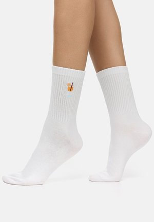 Weiße, gerippte Baumwollsocken mit einem bunten Cocktailglas auf der Seite gestickt. Kurze Höhe, weicher Stoff und lässiges Design.
