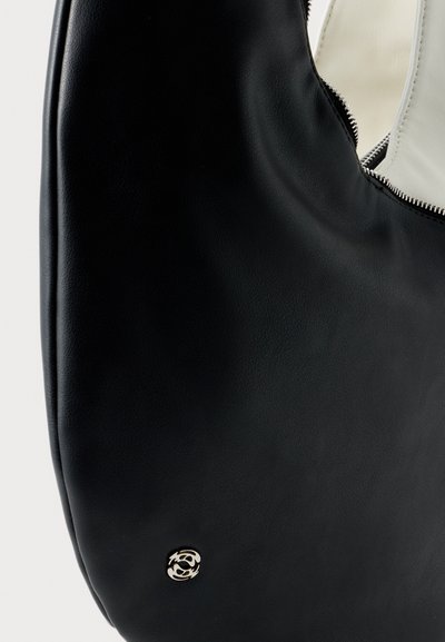 Μαύρη δερμάτινη τσάντα ώμου με καμπυλωτό άνοιγμα φερμουάρ και μικρό ασημένιο λογότυπο κοντά στην κάτω γωνία.