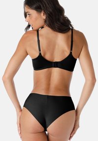 Set di reggiseno nero e mutandine a vita alta realizzato in tessuto liscio, con spalline regolabili e chiusura a gancio sul retro. Design semplice e finitura opaca.