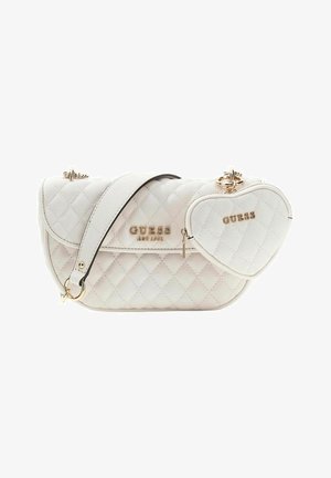 Sac à main blanc matelassé avec ferrures dorées, comprenant une pochette amovible en forme de cœur, une sangle ajustable et le logo "GUESS" en lettres métalliques.
