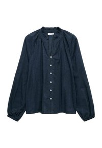 Marinblå knappad blus med volangkrage, långa ärmar och elastiska manschetter; har ett texturerat mönster och fem framknappar.