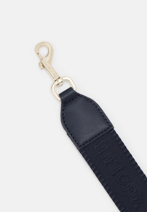 Marineblauer Stoffriemen mit Lederende und goldfarbenem Metall-Drehhakenverschluss auf weißem Hintergrund.
