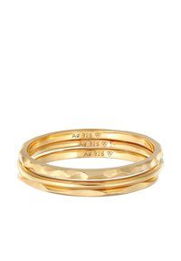 Anelli impilabili color oro, con tre trame distinte: liscia, attorcigliata e martellata, con "Ag 925" inciso all'interno delle bande.