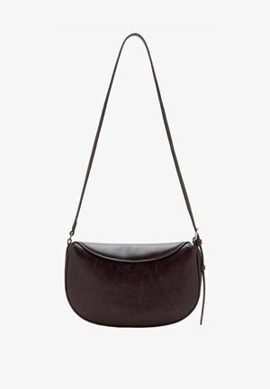 Geantă de umăr din piele maro închis, cu formă curbată, o curea subțire pentru umăr și o textură netedă, având detalii minimaliste de design.