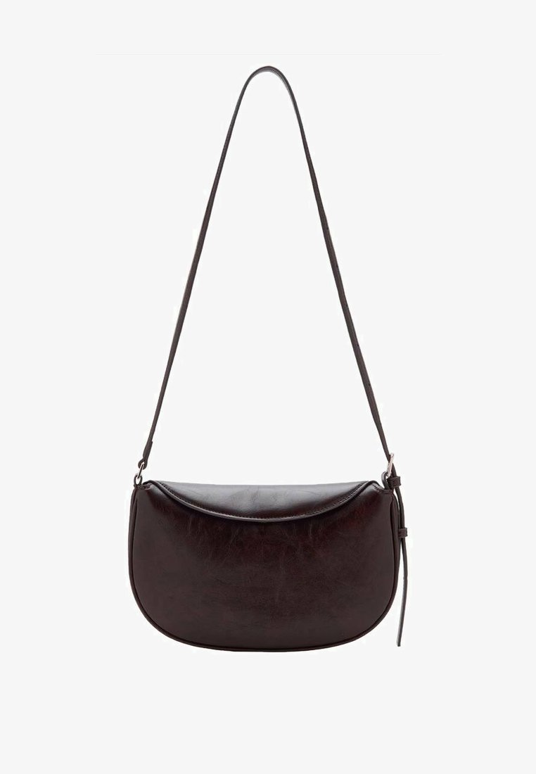 Dunkelbraune Leder-Umhängetasche mit geschwungener Form, dünnem Schulterriemen und glatter Oberfläche, versehen mit minimalistischen Designdetails.