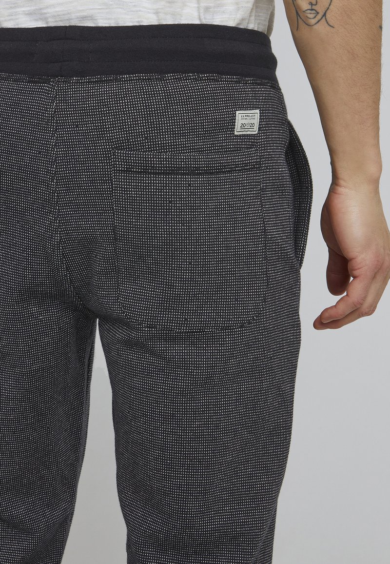 Herren Trainingsanzüge | 11 Project PRENNO Jogginghose black/schwarz - MU85079 Herren Trainingsanzüge | 11 Project PRENNO Jogginghose black/schwarz - MU85079