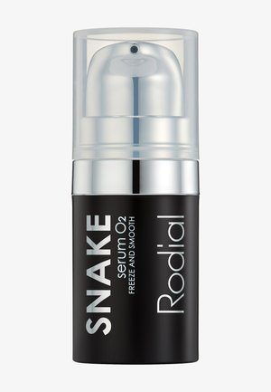 Flacon-pompe noir et argenté étiqueté "SNAKE serum O2 freeze and smooth" de Rodial avec un bouchon en plastique transparent.